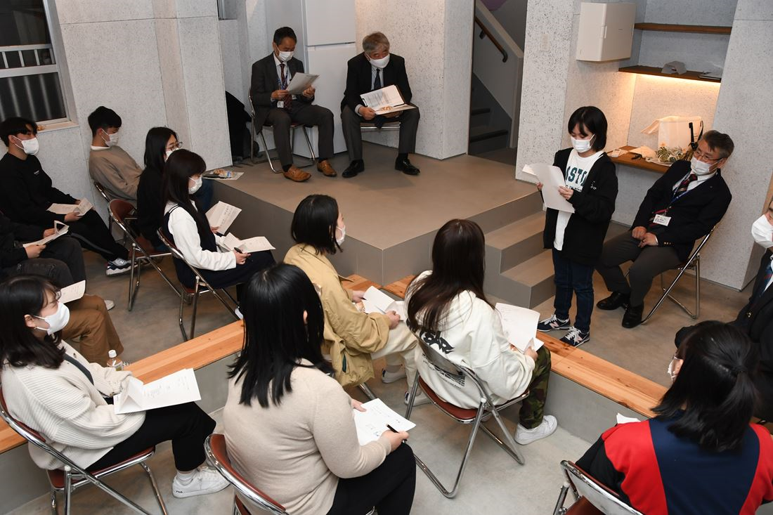 写真：教職員と学生の交流イベントの様子